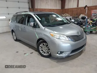 2013 Toyota Sienna XLE AAS z VIN 5TDYK3DCXDS313143, wystawiony jako IAAI lot #42390395 z przebiegiem 191 920 mil mil oraz . Historia ofert i sprzedaży dostępna na DreamBid. Obrazek 1.