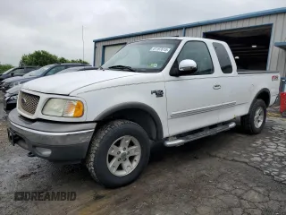 2003 Ford F-150 XL z VIN 1FTRX18L33NA43522, wystawiony jako Copart lot #61197615 z przebiegiem 101 061 mil mil oraz Szkoda całkowita • Salvage title. Historia ofert i sprzedaży dostępna na DreamBid. Obrazek 1.