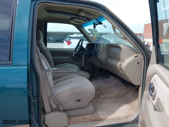 1998 GMC Suburban with VIN 1GKGK26J4WJ734958, listed as a IAAI auction lot 41878070 with 131,528 mi miles. Bid and sale history available at carsss.com. Image 5.
