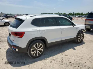 2024 Volkswagen Taos SE z VIN 3VVEX7B20RM002688, wystawiony jako Copart lot #57258985 z przebiegiem 9875 mil mil oraz Czysty tytuł • Clean title. Historia ofert i sprzedaży dostępna na DreamBid. Obrazek 3.