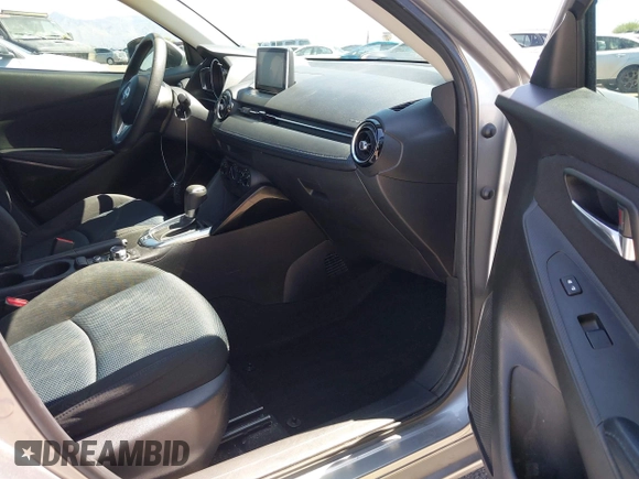 2016 Scion iA z VIN 3MYDLBZV1GY132561, wystawiony jako IAAI lot #42425947 z przebiegiem 94 882 mil mil oraz . Historia ofert i sprzedaży dostępna na DreamBid. Obrazek 5.