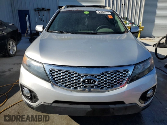 2013 Kia Sorento LX z VIN 5XYKT4A62DG332256, wystawiony jako Copart lot #88001935 z przebiegiem Nie podano mil oraz Szkoda całkowita • Salvage title. Historia ofert i sprzedaży dostępna na DreamBid. Obrazek 5.