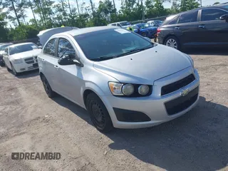 2015 Chevrolet Sonic LS z VIN 1G1JA5SH3F4217022, wystawiony jako IAAI lot #42273713 z przebiegiem 127 638 mil mil oraz . Historia ofert i sprzedaży dostępna na DreamBid. Obrazek 1.