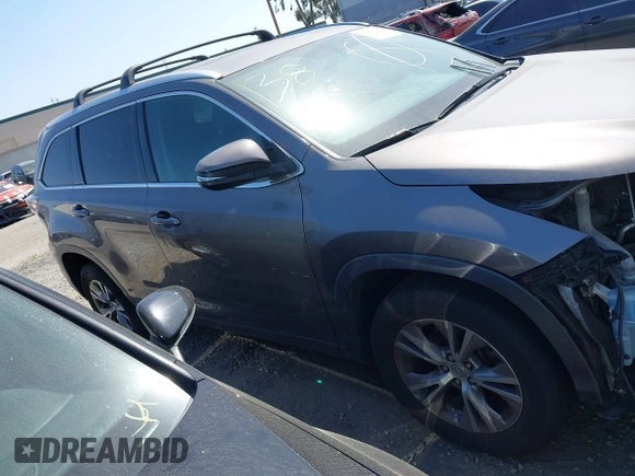 2015 Toyota Highlander XLE z VIN 5TDKKRFH8FS050848, wystawiony jako IAAI lot #42279034 z przebiegiem 101 053 mil mil oraz . Historia ofert i sprzedaży dostępna na DreamBid. Obrazek 14.