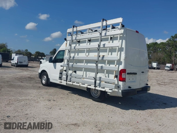 2020 Nissan NV Cargo SV z VIN 1N6BF0LY8LN803023, wystawiony jako IAAI lot #41555879 z przebiegiem 54 421 mil mil oraz . Historia ofert i sprzedaży dostępna na DreamBid. Obrazek 3.