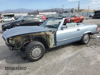 1988 Mercedes-Benz 560 SL with VIN WDBBA48D8JA090190, listed as a Copart auction lot 85241444 with 197,013 mi miles and Salvage Title. Bid and sale history available at carsss.com. Image 1.