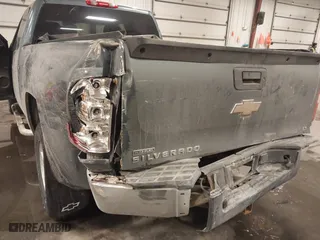 2009 Chevrolet Silverado 1500 LT with VIN 1GCEK29099Z286552, listed as a IAAI auction lot 41645344 with 253,177 mi miles. Bid and sale history available at carsss.com. Image 6.
