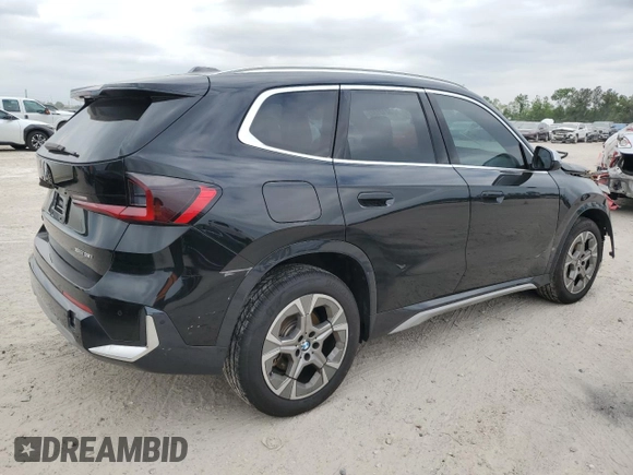 2024 BMW X1 xDrive28i z VIN WBX73EF07R5Y34795, wystawiony jako Copart lot #52121345 z przebiegiem 8 605 mil mil oraz Nie do naprawy • Non repairable. Historia ofert i sprzedaży dostępna na DreamBid. Obrazek 3.