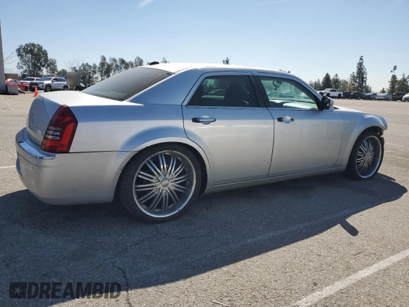 2005 Chrysler 300 300C AWD z VIN 2C3AK63H85H671717, wystawiony jako Copart lot #50369505 z przebiegiem 203 099 mil mil oraz Szkoda całkowita • Salvage title. Historia ofert i sprzedaży dostępna na DreamBid. Obrazek 3.