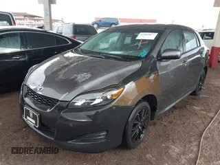 2009 Toyota Matrix z VIN 2T1KU40E29C039725, wystawiony jako IAAI lot #41682877 z przebiegiem 136 717 mil mil oraz . Historia ofert i sprzedaży dostępna na DreamBid. Obrazek 2.