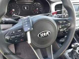 2017 Kia Sorento LX z VIN 5XYPG4A53HG199627, wystawiony jako IAAI lot #41199694 z przebiegiem 90 155 mil mil oraz . Historia ofert i sprzedaży dostępna na DreamBid. Obrazek 11.