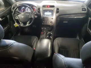 2014 Kia Sorento SX Limited z VIN 5XYKWDA79EG451665, wystawiony jako Copart lot #45566955 z przebiegiem 116 993 mil mil oraz Szkoda całkowita • Salvage title. Historia ofert i sprzedaży dostępna na DreamBid. Obrazek 8.