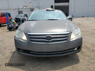 2005 Toyota Avalon XL z VIN 4T1BK36B85U014222, wystawiony jako Copart lot #59955415 z przebiegiem 239 897 mil mil oraz Czysty tytuł • Clean title. Historia ofert i sprzedaży dostępna na DreamBid. Obrazek 5.
