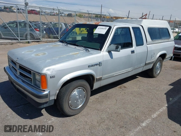 1990 Dodge Dakota z VIN 1B7GL23X0LS642396, wystawiony jako IAAI lot #42359220 z przebiegiem 177 562 mil mil oraz . Historia ofert i sprzedaży dostępna na DreamBid. Obrazek 2.