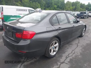 2015 BMW 3 Series 320i xDrive z VIN WBA3C3C56FK200968, wystawiony jako IAAI lot #42597719 z przebiegiem 160 922 mil mil oraz . Historia ofert i sprzedaży dostępna na DreamBid. Obrazek 4.