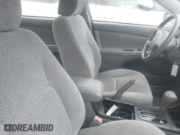 2004 Toyota Camry LE z VIN 4T1BE32KX4U842784, wystawiony jako IAAI lot #40434823 z przebiegiem 119 021 mil mil oraz . Historia ofert i sprzedaży dostępna na DreamBid. Obrazek 5.