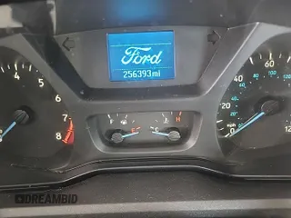 2017 Ford Transit z VIN 1FTYE1YMXHKA82272, wystawiony jako IAAI lot #42575786 z przebiegiem 256 393 mil mil oraz . Historia ofert i sprzedaży dostępna na DreamBid. Obrazek 35.