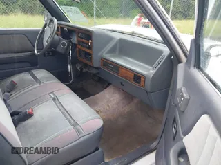 1993 Dodge Dakota S z VIN 1B7FL26X5PS202557, wystawiony jako IAAI lot #42224806 z przebiegiem 87 871 mil mil oraz . Historia ofert i sprzedaży dostępna na DreamBid. Obrazek 5.