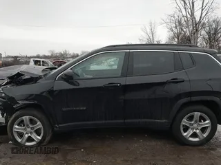 2023 Jeep Compass Latitude z VIN 3C4NJDBN4PT538846, wystawiony jako IAAI lot #41692514 z przebiegiem 13 057 mil mil oraz . Historia ofert i sprzedaży dostępna na DreamBid. Obrazek 14.