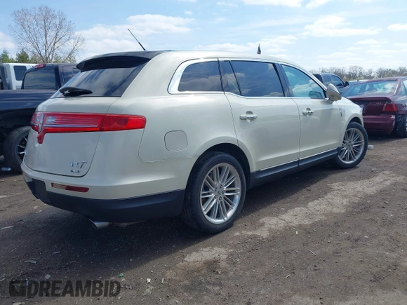 2014 Lincoln MKT EcoBoost z VIN 2LMHJ5AT0EBL56623, wystawiony jako IAAI lot #41940920 z przebiegiem 138 911 mil mil oraz . Historia ofert i sprzedaży dostępna na DreamBid. Obrazek 4.