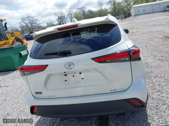 2021 Toyota Highlander XLE with VIN 5TDGZRBH3MS136153, listed as a IAAI auction lot 41907717 with 37,333 mi miles. Bid and sale history available at carsss.com. Image 16.
