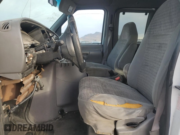 2000 Ford Econoline Passenger XL with VIN 1FBSS31L5YHA09064, listed as a Copart auction lot 84828844 with 257,973 mi miles and Salvage Title. Bid and sale history available at DreamBid. Image 7.