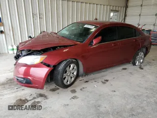 2013 Chrysler 200 Touring z VIN 1C3CCBBB6DN624462, wystawiony jako Copart lot #55947485 z przebiegiem 76 451 mil mil oraz Szkoda całkowita • Salvage title. Historia ofert i sprzedaży dostępna na DreamBid. Obrazek 1.