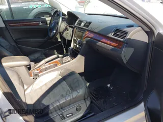 2013 Volkswagen Passat SEL Premium z VIN 1VWCN7A39DC036013, wystawiony jako IAAI lot #41632682 z przebiegiem 158 680 mil mil oraz . Historia ofert i sprzedaży dostępna na DreamBid. Obrazek 5.