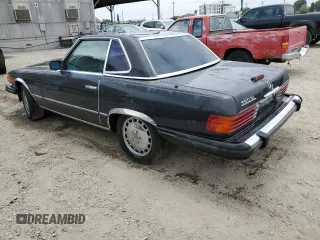 1985 Mercedes-Benz 380 z VIN WDBBA45C4FA019328, wystawiony jako Copart lot #59980015 z przebiegiem 122 282 mil mil oraz Czysty tytuł • Clean title. Historia ofert i sprzedaży dostępna na DreamBid. Obrazek 2.