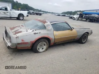 1979 Pontiac Firebird z VIN 2V8729L171075, wystawiony jako Copart lot #65532655 z przebiegiem 17 594 mil mil oraz Czysty tytuł • Clean title. Historia ofert i sprzedaży dostępna na DreamBid. Obrazek 3.
