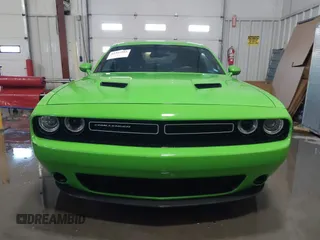 2017 Dodge Challenger SXT z VIN 2C3CDZAG2HH574239, wystawiony jako IAAI lot #41391595 z przebiegiem 92 377 mil mil oraz . Historia ofert i sprzedaży dostępna na DreamBid. Obrazek 12.