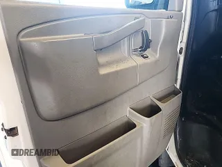 2017 Chevrolet Express Cargo z VIN 1GCWGAFF4H1300511, wystawiony jako IAAI lot #42802223 z przebiegiem 132 303 mil mil oraz . Historia ofert i sprzedaży dostępna na DreamBid. Obrazek 5.