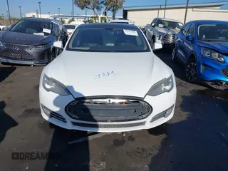 2013 Tesla Model S z VIN 5YJSA1CG0DFP22533, wystawiony jako IAAI lot #42519702 z przebiegiem 168 313 mil mil oraz . Historia ofert i sprzedaży dostępna na DreamBid. Obrazek 13.