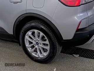 2022 Ford Escape SE z VIN 1FMCU9G66NUB33504, wystawiony jako IAAI lot #42748133 z przebiegiem 74 338 mil mil oraz . Historia ofert i sprzedaży dostępna na DreamBid. Obrazek 3.