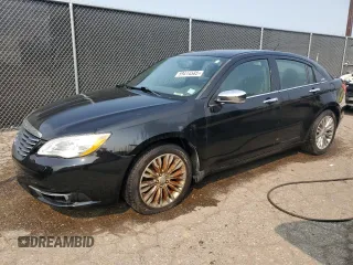 2013 Chrysler 200 Limited z VIN 1C3CCBCG4DN546306, wystawiony jako Copart lot #59414585 z przebiegiem 63 681 mil mil oraz Czysty tytuł • Clean title. Historia ofert i sprzedaży dostępna na DreamBid. Obrazek 1.