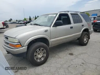 2002 Chevrolet Blazer LS z VIN 1GNDT13W52K153132, wystawiony jako Copart lot #59196505 z przebiegiem 180 251 mil mil oraz Szkoda całkowita • Salvage title. Historia ofert i sprzedaży dostępna na DreamBid. Obrazek 1.
