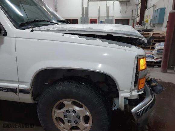 1996 Chevrolet Tahoe with VIN 1GNEK13R5TJ341299, listed as a IAAI auction lot 41713489 with 251,990 mi miles. Bid and sale history available at carsss.com. Image 17.
