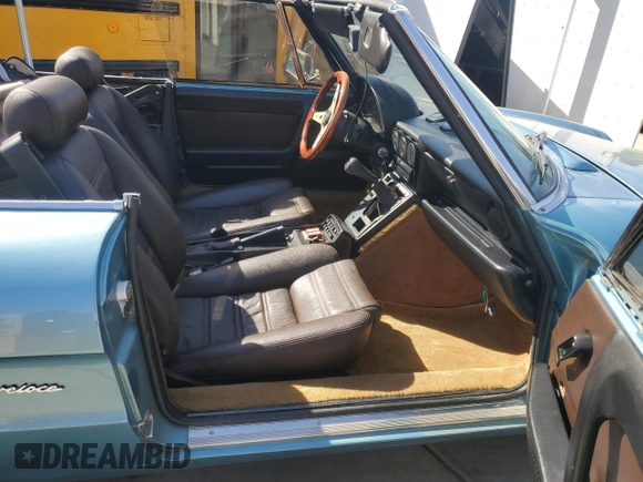 1989 Alfa Romeo Spider z VIN ZARBA5587K1066209, wystawiony jako Copart lot #77166704 z przebiegiem 98 255 mil mil oraz Szkoda całkowita • Salvage title. Historia ofert i sprzedaży dostępna na DreamBid. Obrazek 5.