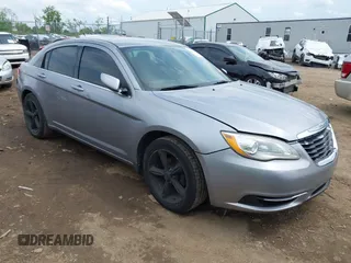 2013 Chrysler 200 LX z VIN 1C3CCBAG1DN738625, wystawiony jako IAAI lot #42222442 z przebiegiem 145 366 mil mil oraz . Historia ofert i sprzedaży dostępna na DreamBid. Obrazek 1.