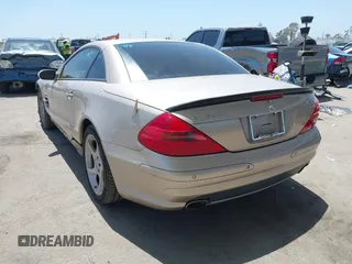 2005 Mercedes-Benz SL 500 z VIN WDBSK75F75F090730, wystawiony jako IAAI lot #42278730 z przebiegiem 83 765 mil mil oraz . Historia ofert i sprzedaży dostępna na DreamBid. Obrazek 3.