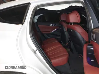 2022 BMW X6 M50i z VIN 5UXCY8C05N9J18577, wystawiony jako IAAI lot #41982042 z przebiegiem 64 155 mil mil oraz . Historia ofert i sprzedaży dostępna na DreamBid. Obrazek 8.