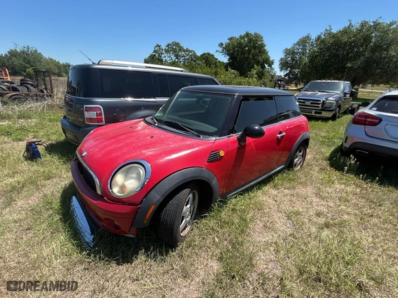 2010 MINI Cooper Hardtop with VIN WMWMF3C55ATZ24438, listed as a Copart auction lot 53727285 with 138,500 mi miles and Clean Title. Bid and sale history available at carsss.com. Image 2.