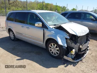 2011 Chrysler Town & Country Touring L z VIN 2A4RR8DG6BR704208, wystawiony jako IAAI lot #42226467 z przebiegiem 106 053 mil mil oraz . Historia ofert i sprzedaży dostępna na DreamBid. Obrazek 1.