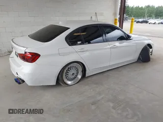 2013 BMW 3 Series 328i xDrive z VIN WBA3B3C55DF543926, wystawiony jako IAAI lot #42581984 z przebiegiem 144 346 mil mil oraz . Historia ofert i sprzedaży dostępna na DreamBid. Obrazek 4.