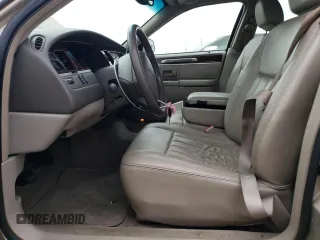 2005 Lincoln Town Car Signature z VIN 1LNHM81W25Y666645, wystawiony jako Copart lot #56103945 z przebiegiem 168 883 mil mil oraz Czysty tytuł • Clean title. Historia ofert i sprzedaży dostępna na DreamBid. Obrazek 7.