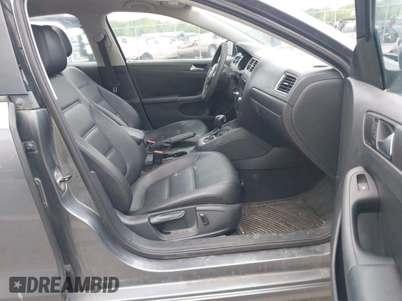 2014 Volkswagen Jetta SE z VIN 3VWD17AJ3EM225383, wystawiony jako IAAI lot #42172006 z przebiegiem 129 198 mil mil oraz . Historia ofert i sprzedaży dostępna na DreamBid. Obrazek 5.