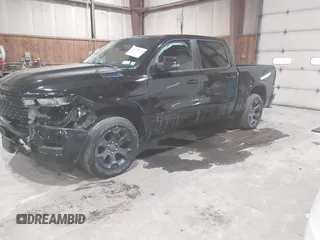 2025 Ram 1500 Big Horn z VIN 1C6RRFFG0SN572588, wystawiony jako IAAI lot #41629079 z przebiegiem 6 675 mil mil oraz . Historia ofert i sprzedaży dostępna na DreamBid. Obrazek 2.