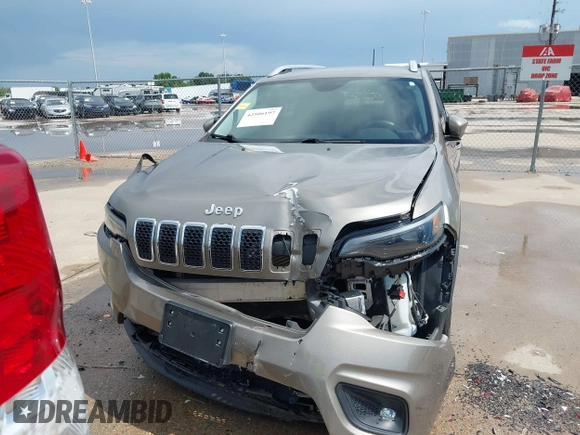 2019 Jeep Cherokee Latitude z VIN 1C4PJLCB5KD358412, wystawiony jako IAAI lot #42506197 z przebiegiem 83 160 mil mil oraz . Historia ofert i sprzedaży dostępna na DreamBid. Obrazek 12.