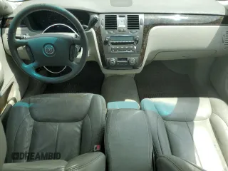 2008 Cadillac DTS 1SD z VIN 1G6KD57Y88U128497, wystawiony jako Copart lot #58138165 z przebiegiem 137 765 mil mil oraz Tytuł czysty. Historia ofert i sprzedaży dostępna na DreamBid. Obrazek 8.