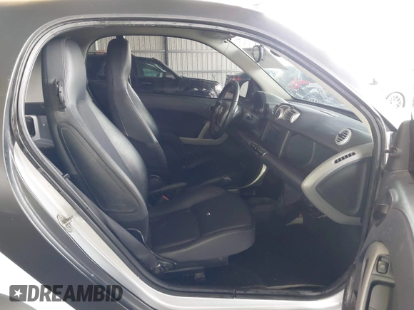 2014 Smart fortwo Pure z VIN WMEEJ3BA4EK737709, wystawiony jako IAAI lot #42105265 z przebiegiem 23 970 mil mil oraz . Historia ofert i sprzedaży dostępna na DreamBid. Obrazek 5.